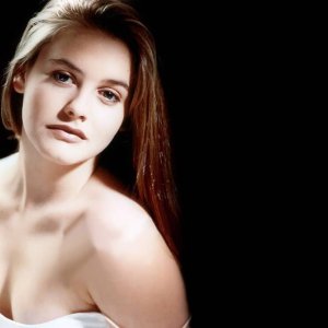 Alicia131024x768