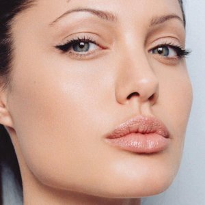 Jolie291600x1200
